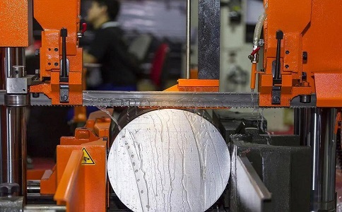 兴仁立式金属带锯床切削出现跑带故障解决方法！